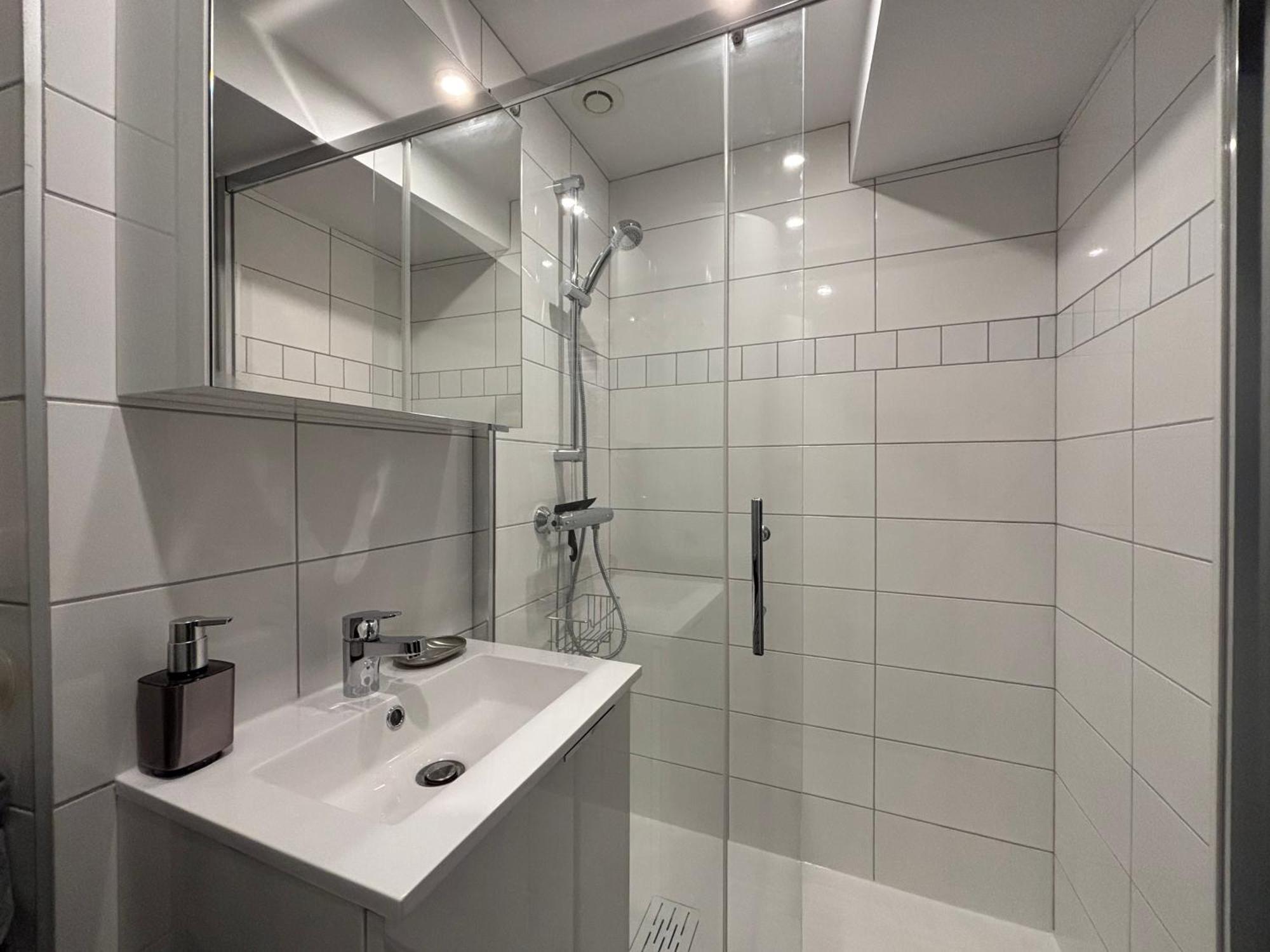 Les Remparts Apt Spacieux 1 Er Etage Renove Joliment Decore Bien Equipe Plein Centre Bayeux Proche Plages Du Debarquement Parking Gratuit A Proximite Luaran gambar