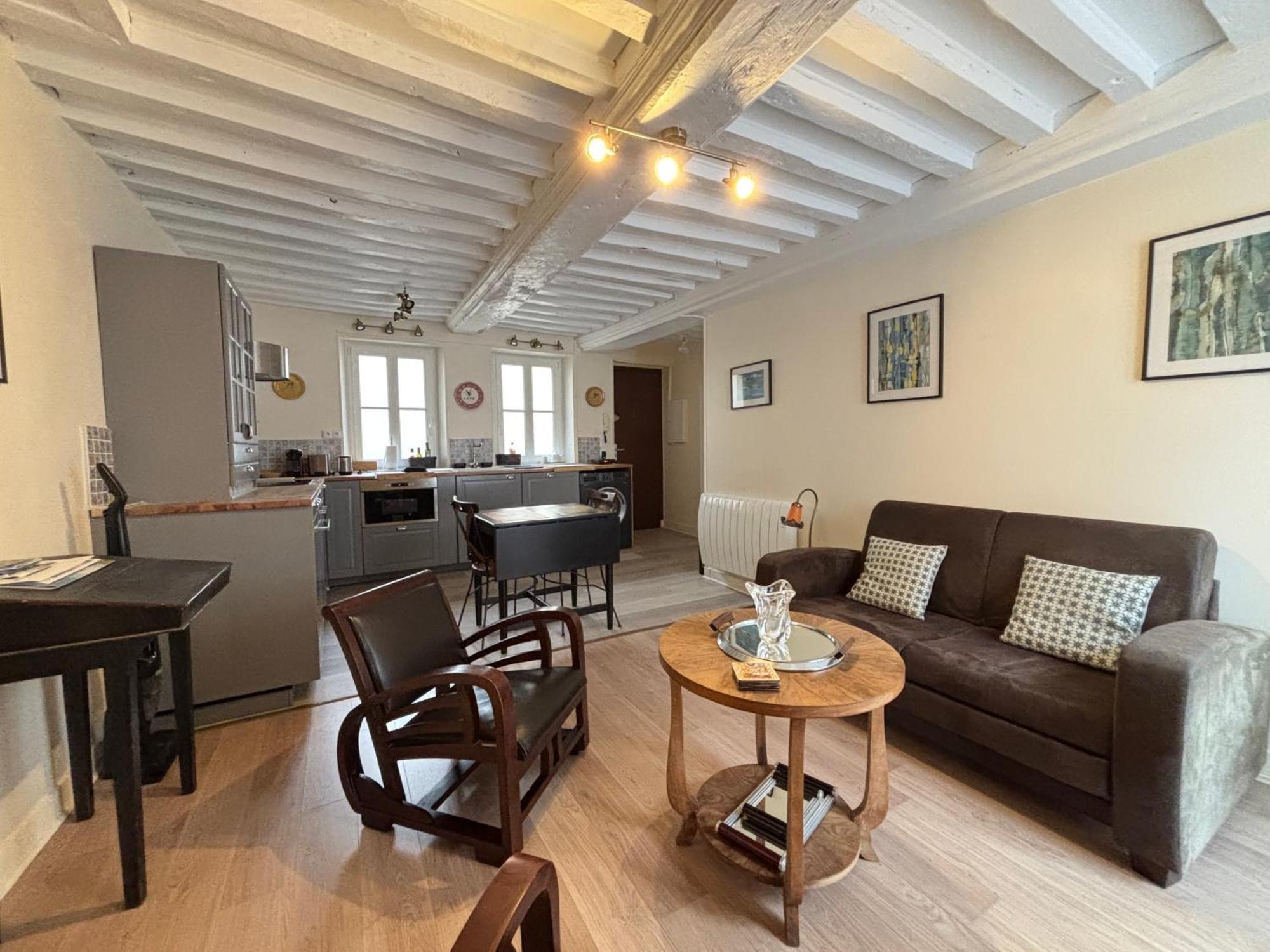 Les Remparts Apt Spacieux 1 Er Etage Renove Joliment Decore Bien Equipe Plein Centre Bayeux Proche Plages Du Debarquement Parking Gratuit A Proximite Luaran gambar
