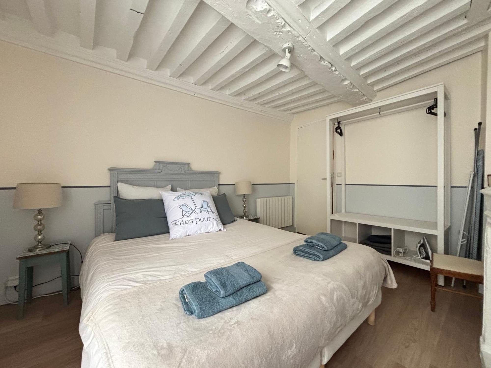 Les Remparts Apt Spacieux 1 Er Etage Renove Joliment Decore Bien Equipe Plein Centre Bayeux Proche Plages Du Debarquement Parking Gratuit A Proximite Luaran gambar