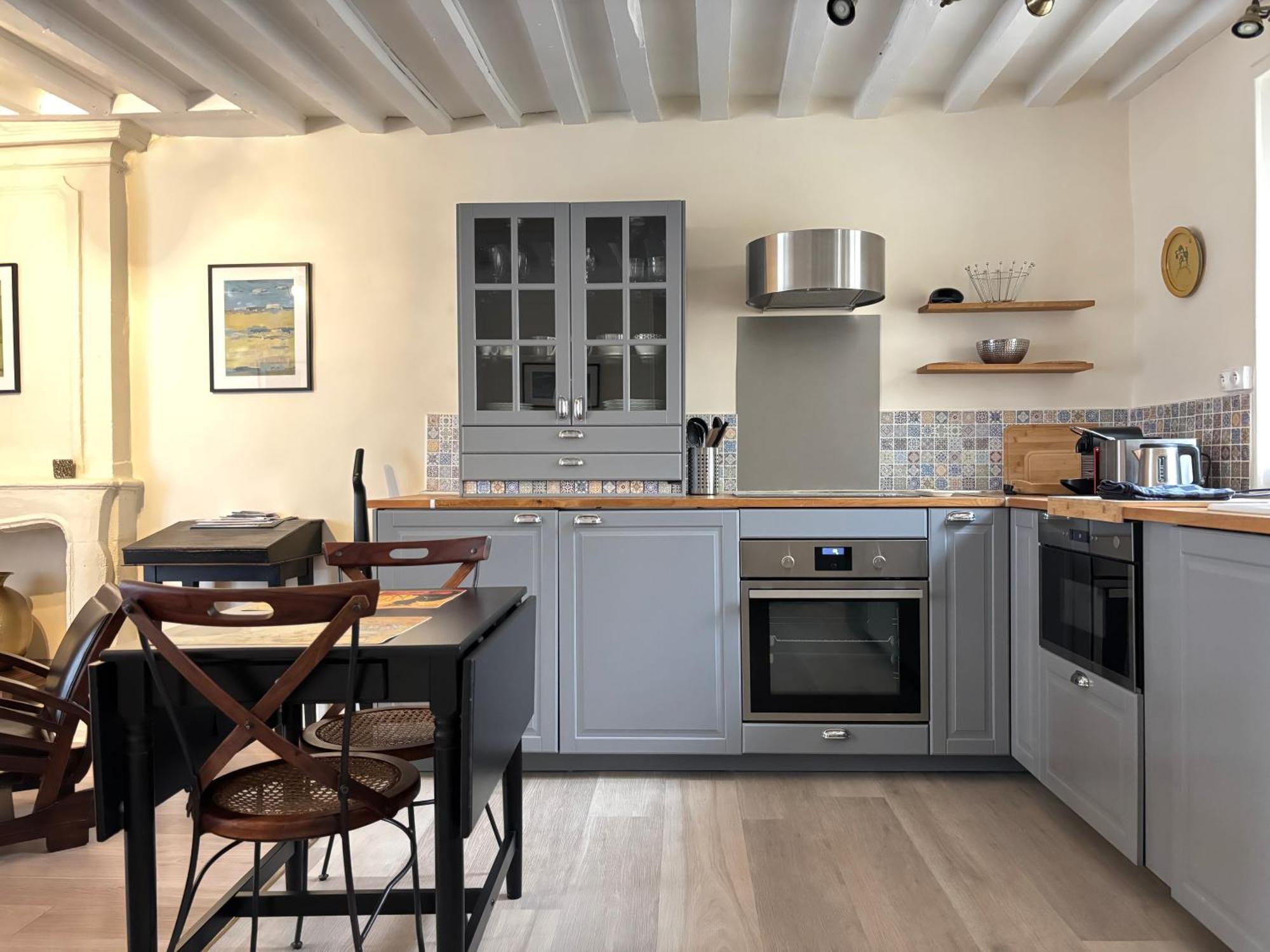 Les Remparts Apt Spacieux 1 Er Etage Renove Joliment Decore Bien Equipe Plein Centre Bayeux Proche Plages Du Debarquement Parking Gratuit A Proximite Luaran gambar